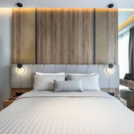 Aristotelian Virtues - Sophia アパート